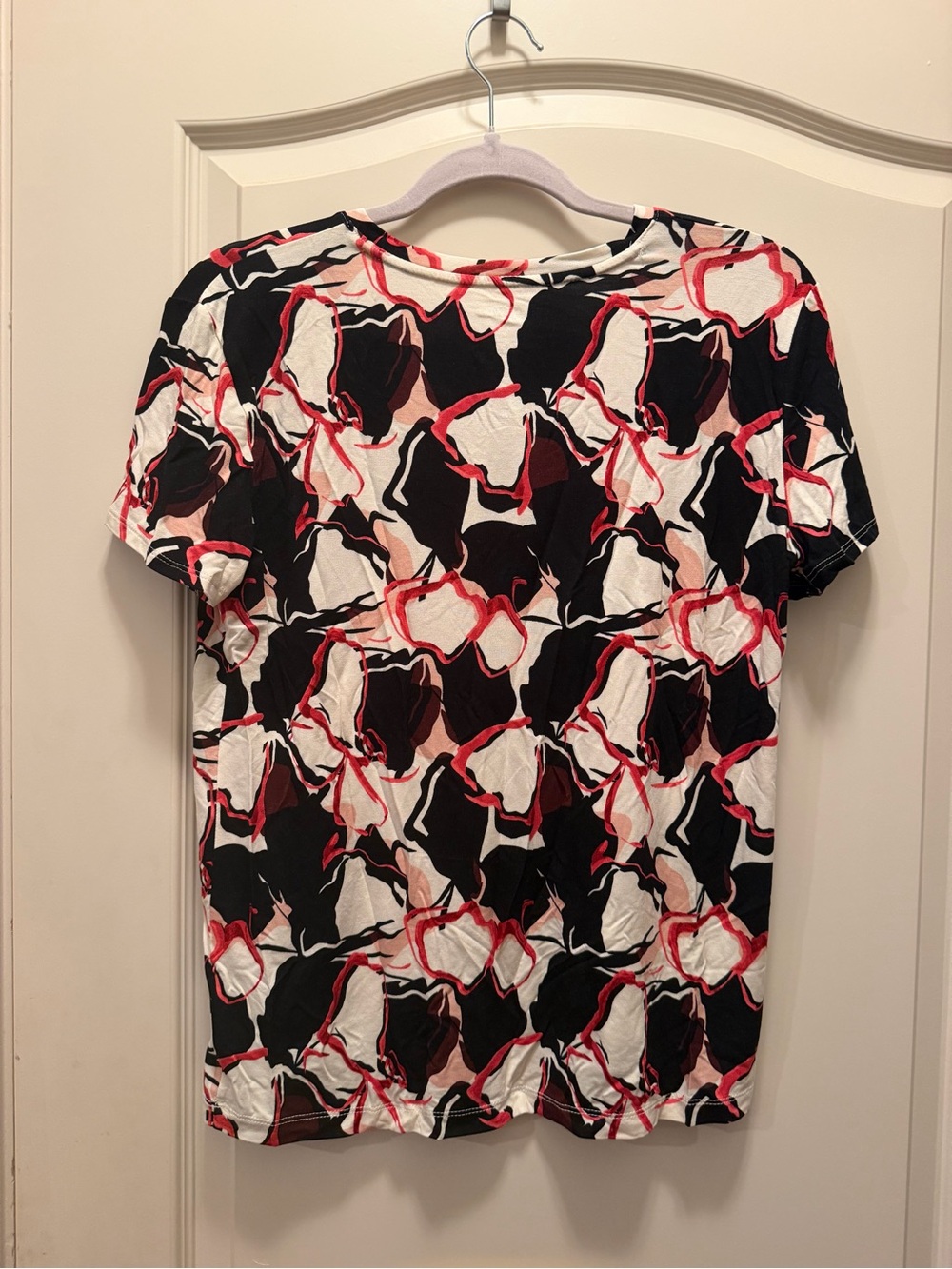NWOT Nine West Abstract V-Neck Short Sleeve Top in Black, White & Red - Picture 6 of 8